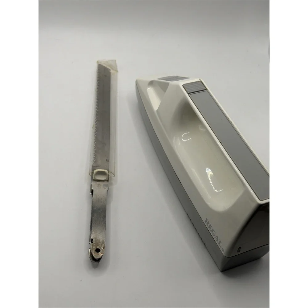 Vintage Regal Electric Knife K382GY  Two Serrated Steel Blades Works Great USA